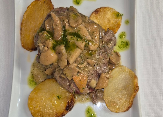 Secondo piatto di carne con patate del ristorante Il Moro a Bologna